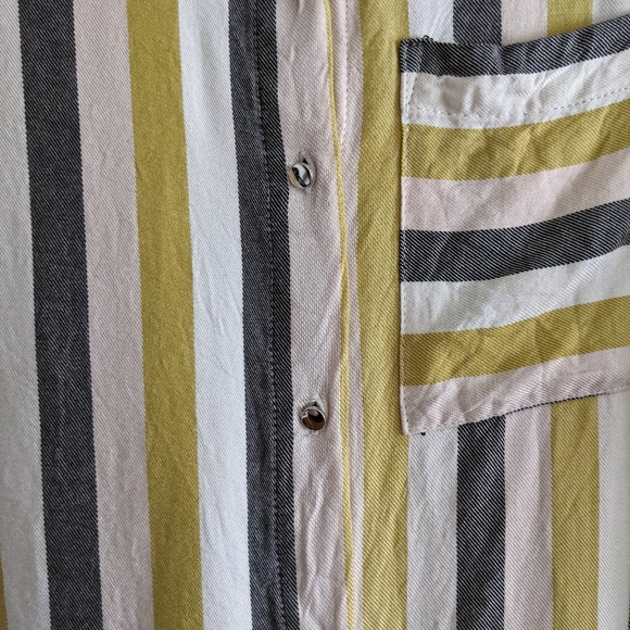❌SOLD❌💜3/$20💜 NWOT Striped blouse, button up - Picture 5 of 5